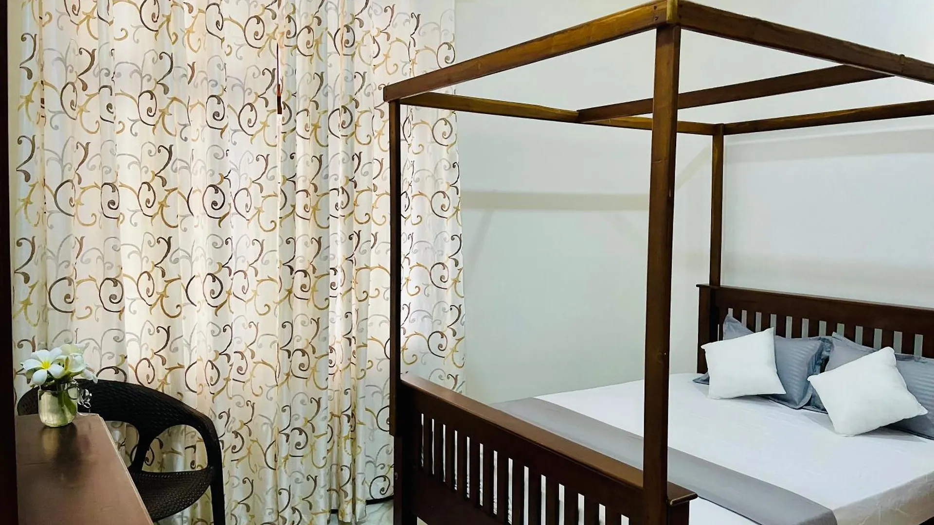 Sand & Surf Guest House Негомбо