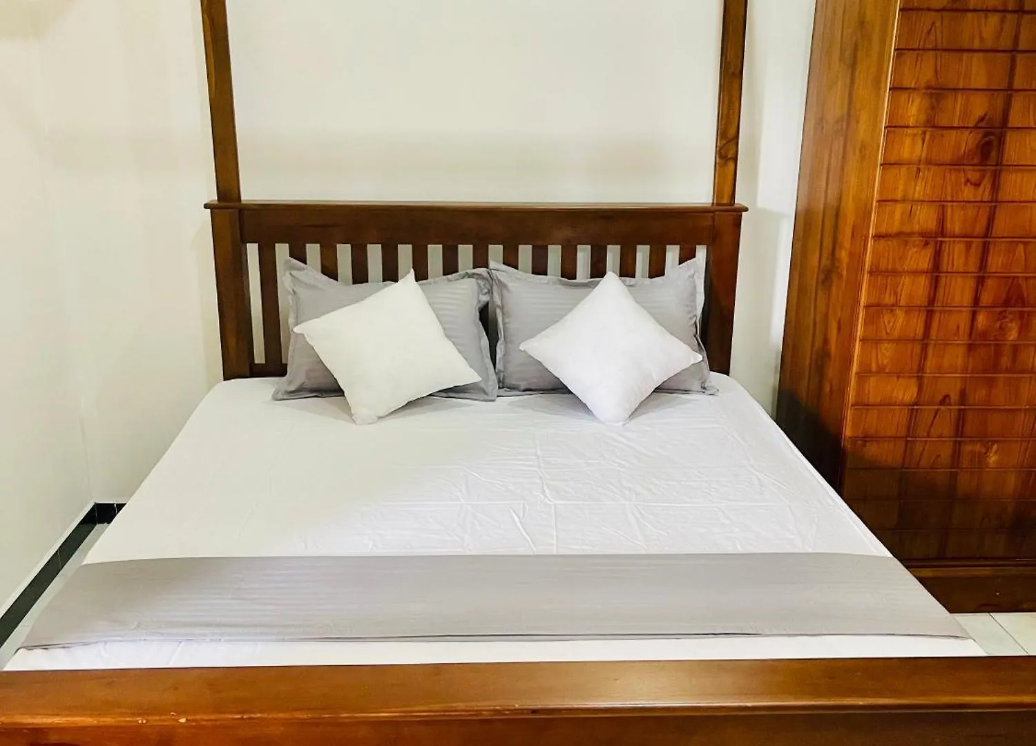 Sand & Surf Guest House Негомбо