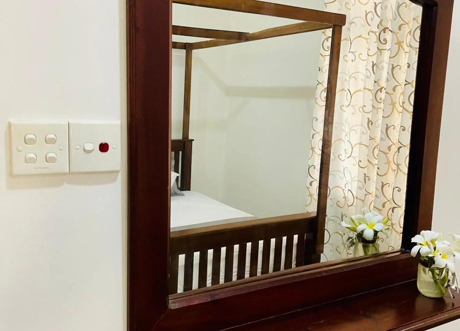 Sand & Surf Guest House Негомбо