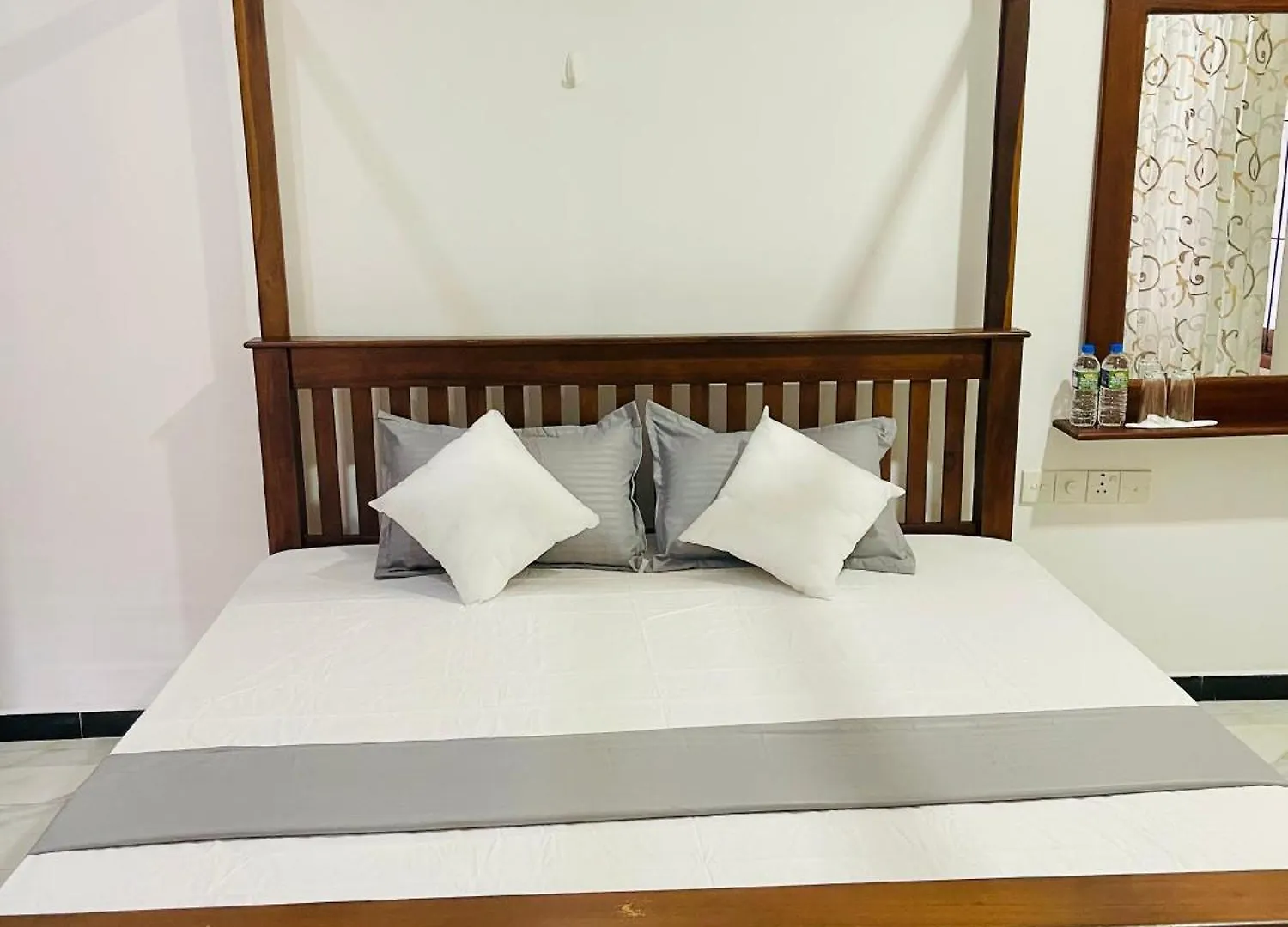 Sand & Surf Guest House Негомбо 0*,