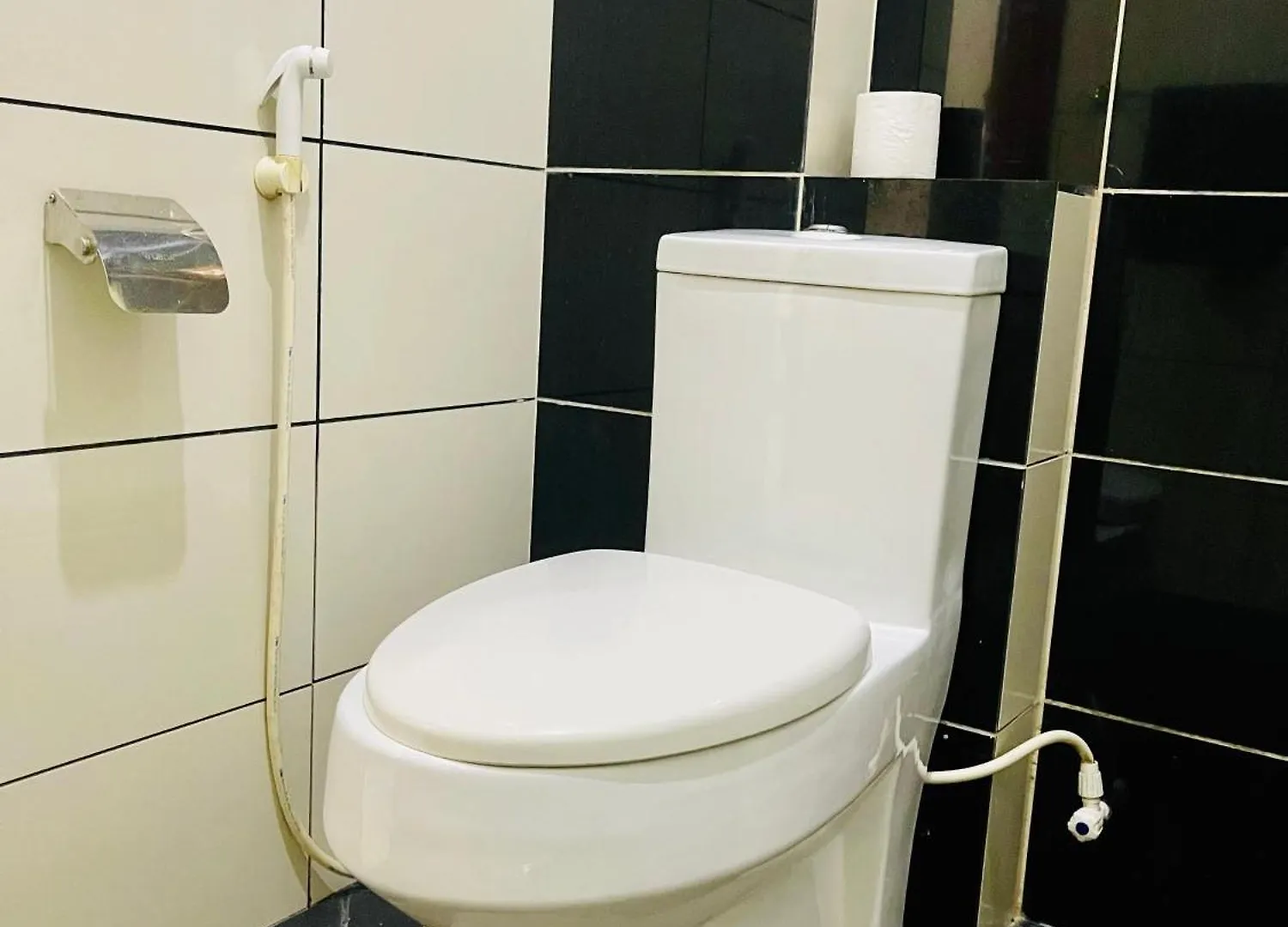 Sand & Surf Guest House Негомбо