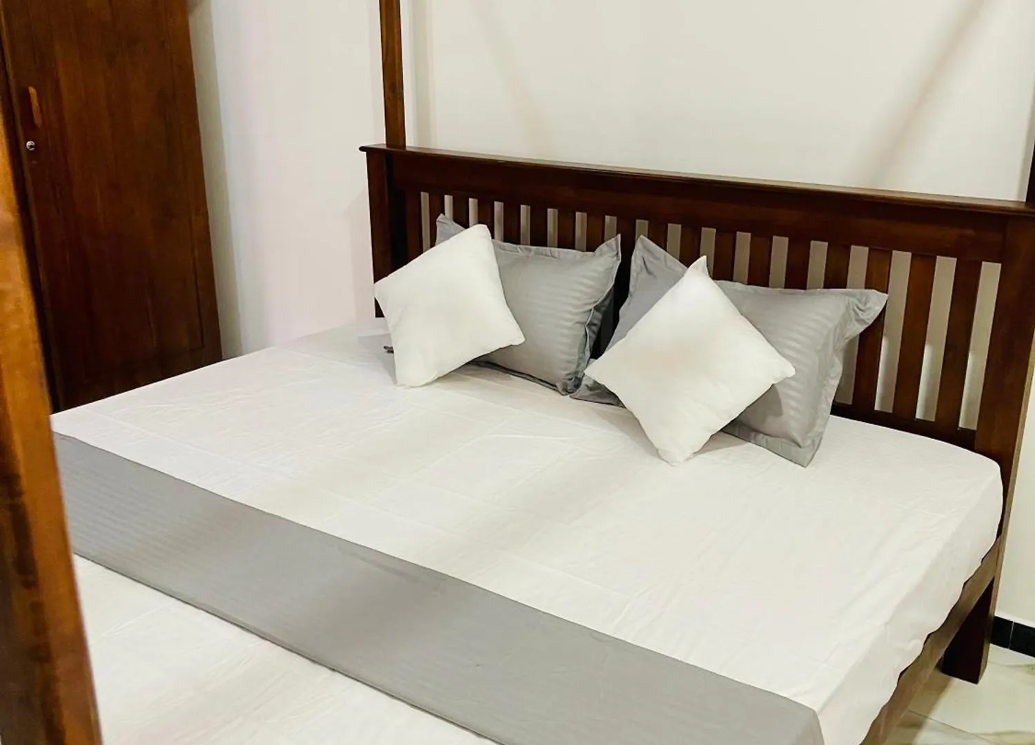 Sand & Surf Guest House Негомбо