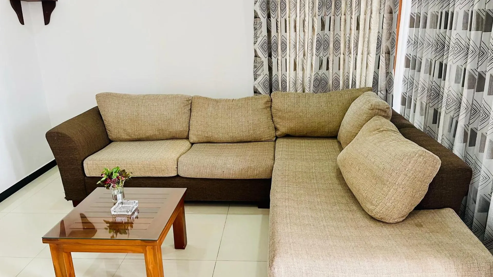 Sand & Surf Guest House Негомбо