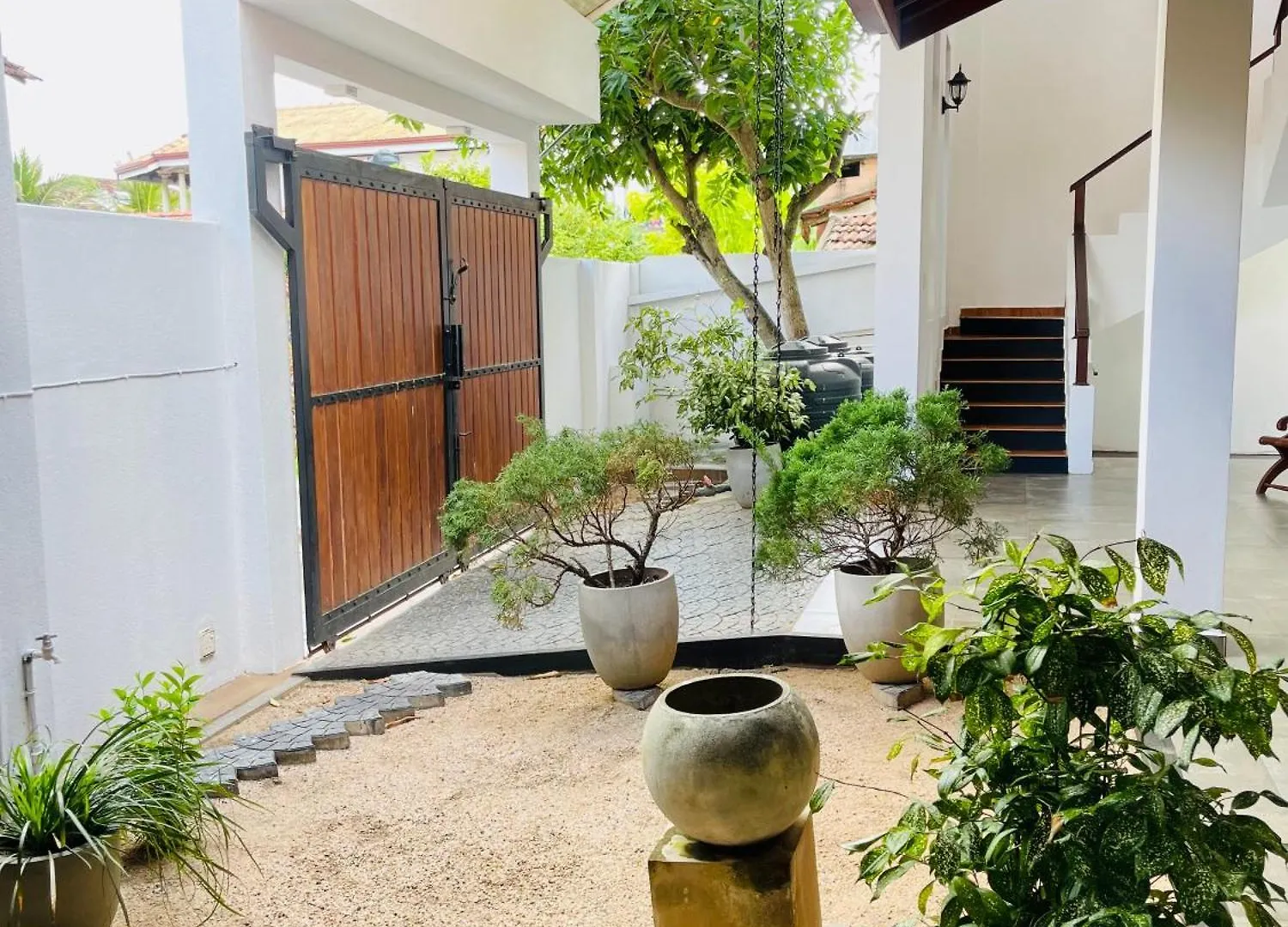 Sand & Surf Guest House Негомбо