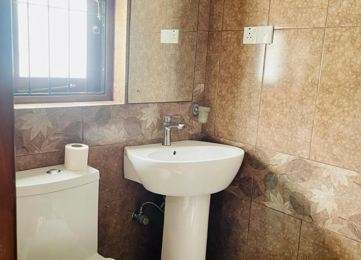 Sand & Surf Guest House Негомбо