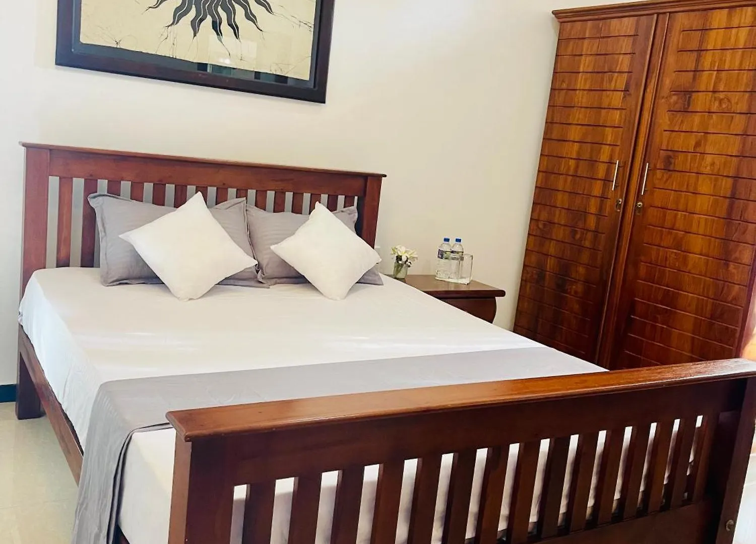 Sand & Surf Guest House Негомбо