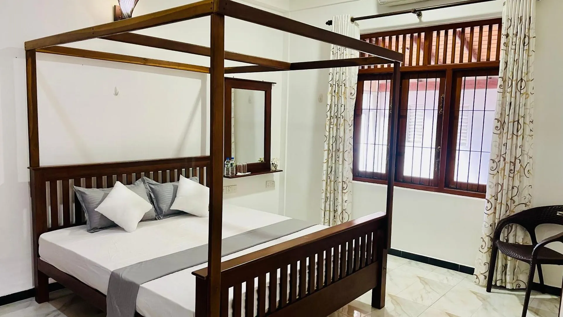 Sand & Surf Guest House Негомбо