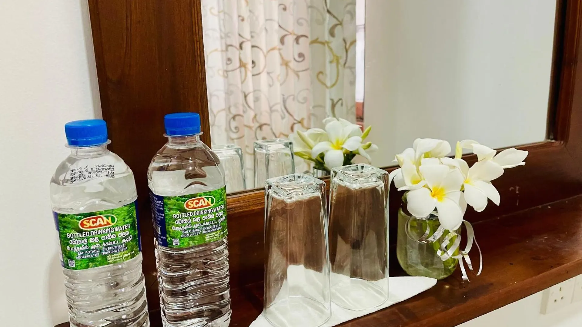 Sand & Surf Guest House Негомбо