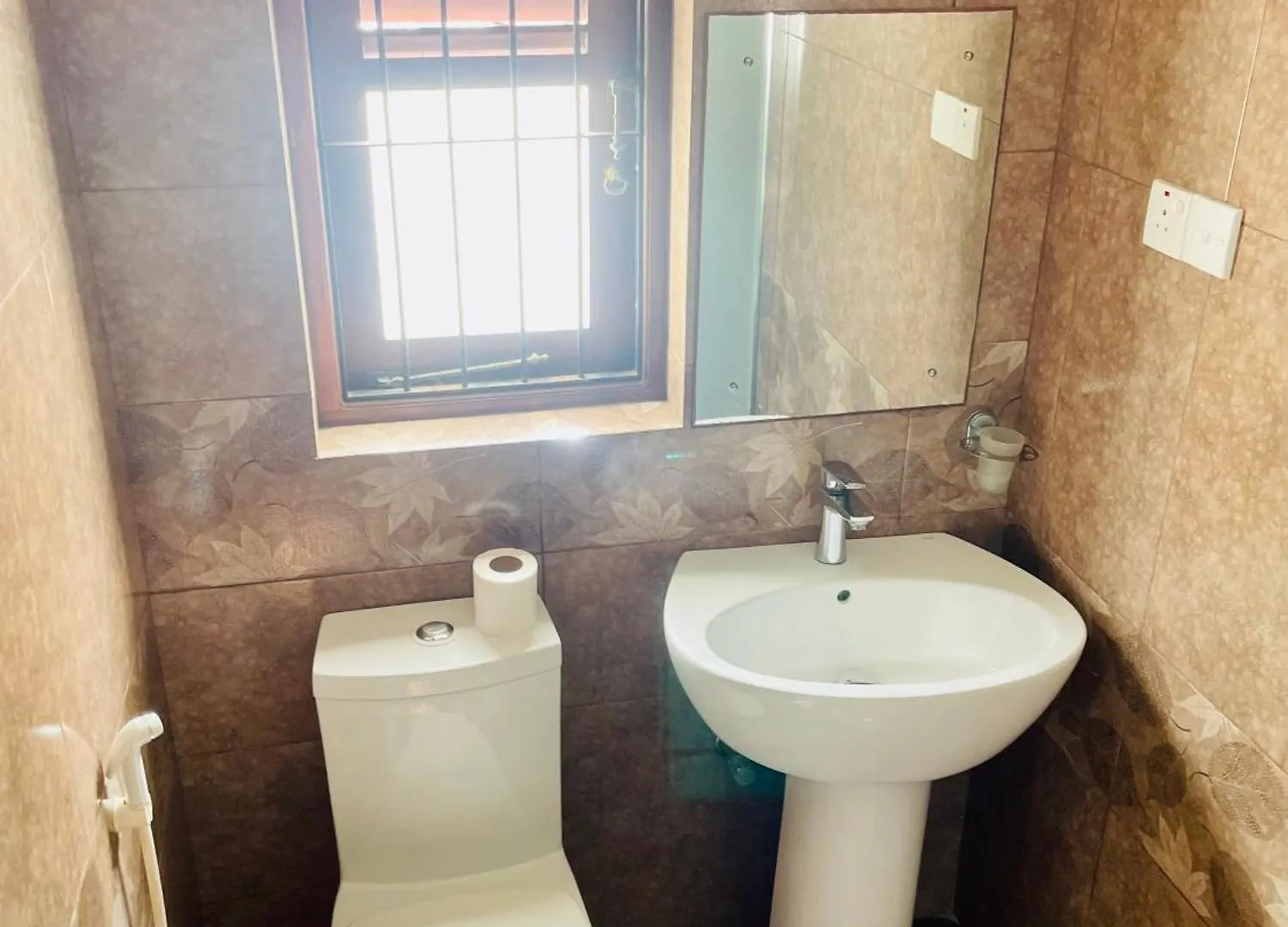 Sand & Surf Guest House Негомбо