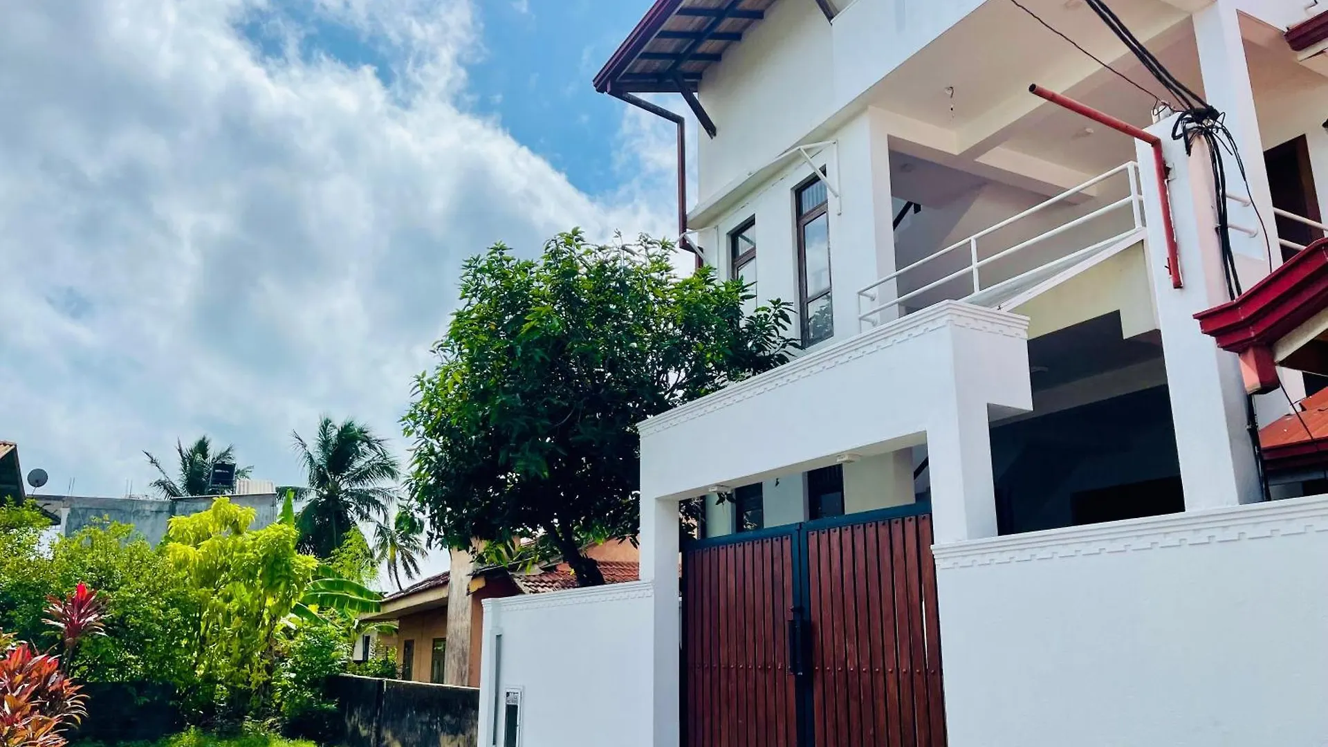 Sand & Surf Guest House Негомбо