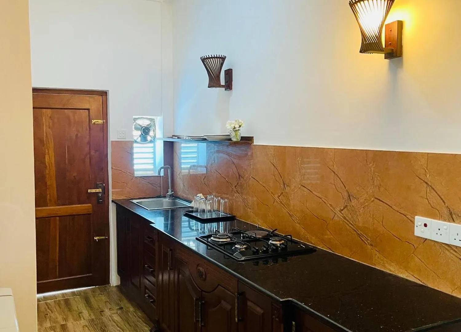 Sand & Surf Guest House Негомбо