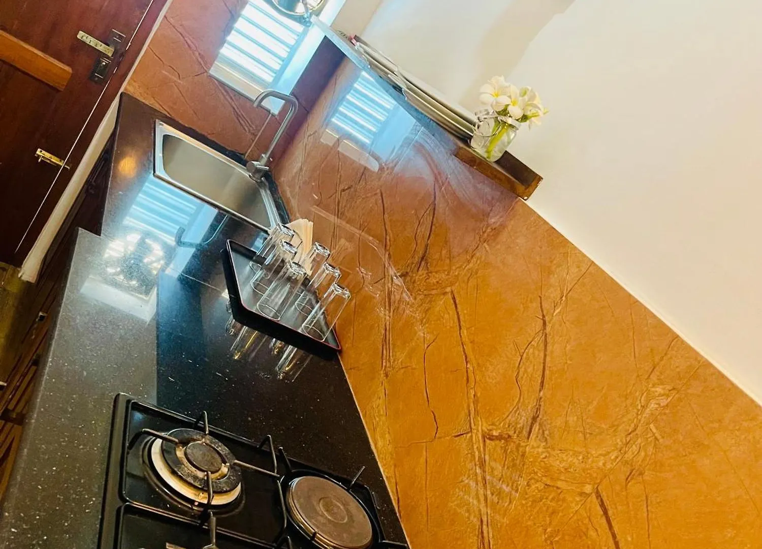 Sand & Surf Guest House Негомбо