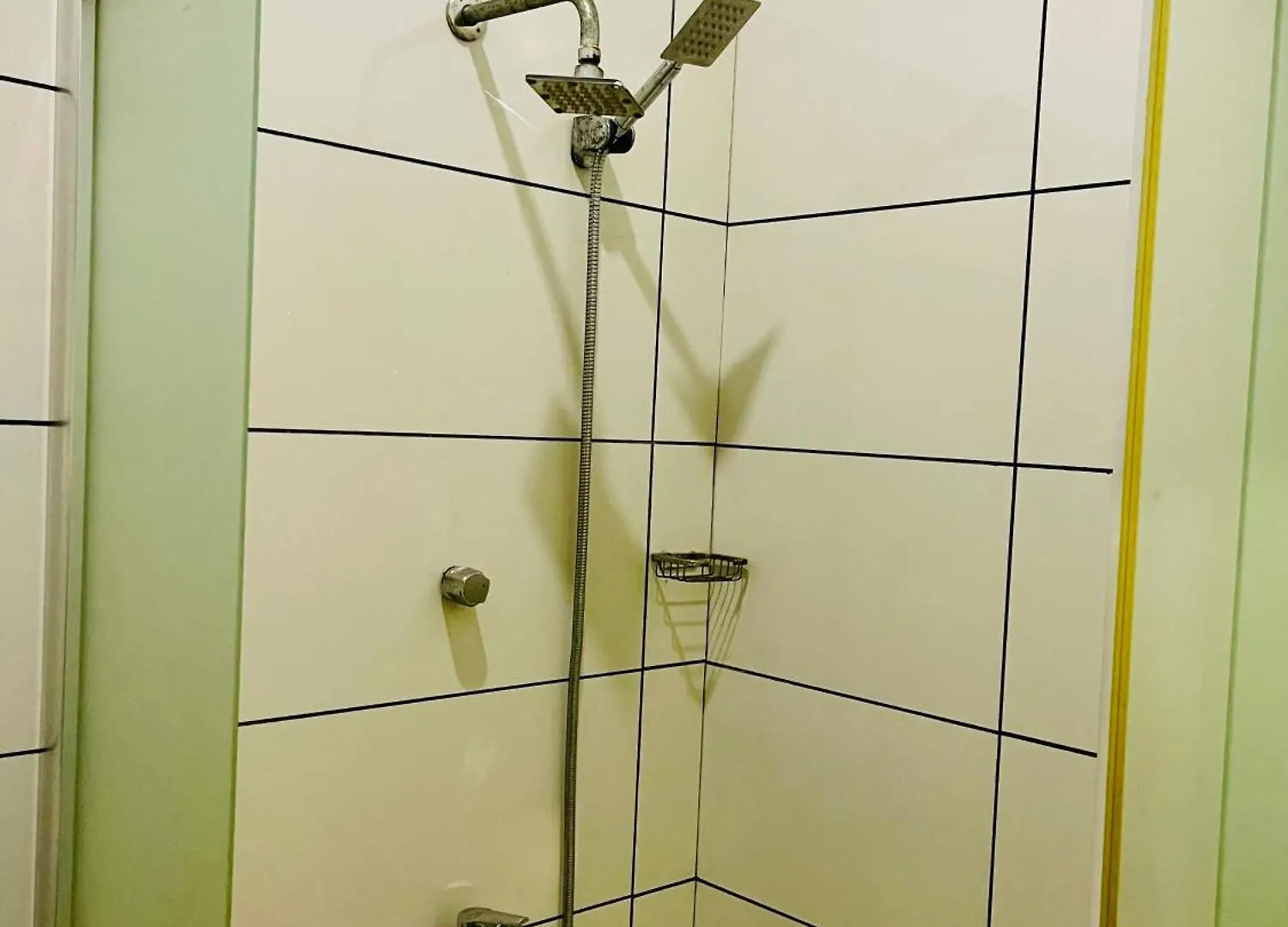 Sand & Surf Guest House Негомбо