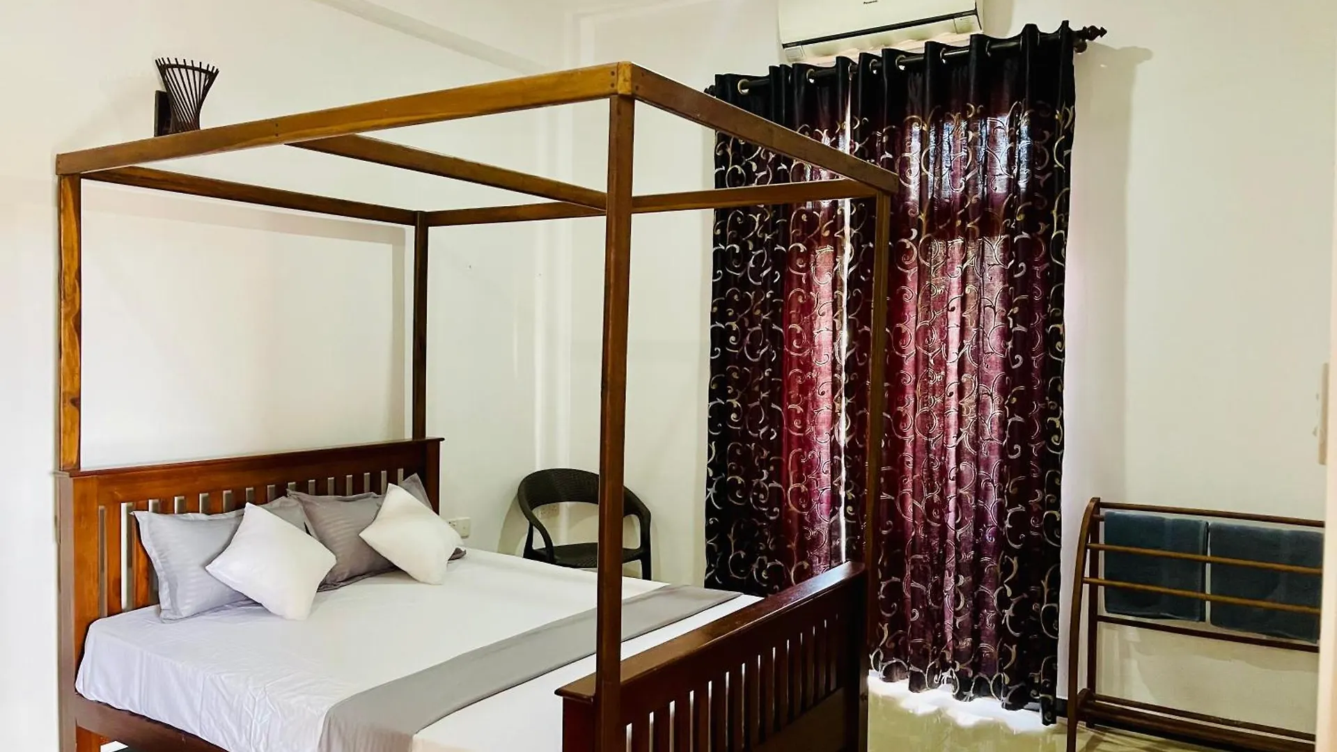 Sand & Surf Guest House Негомбо
