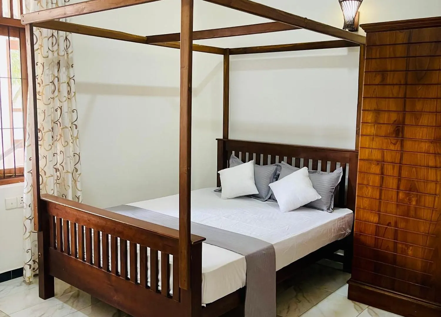 Sand & Surf Guest House Негомбо