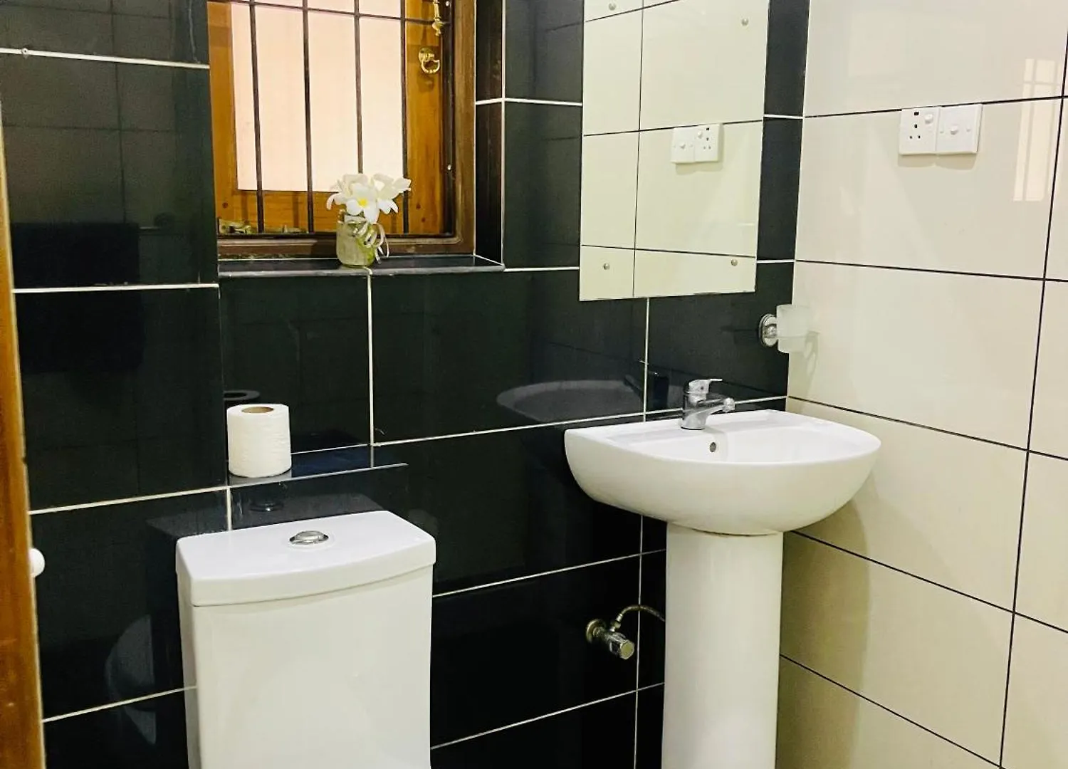Sand & Surf Guest House Негомбо