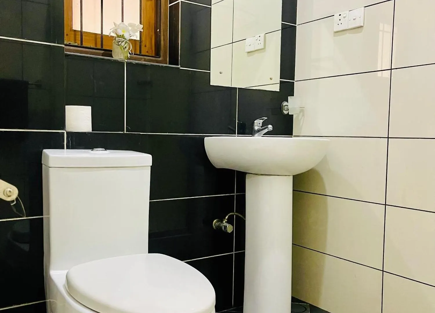 Sand & Surf Guest House Негомбо
