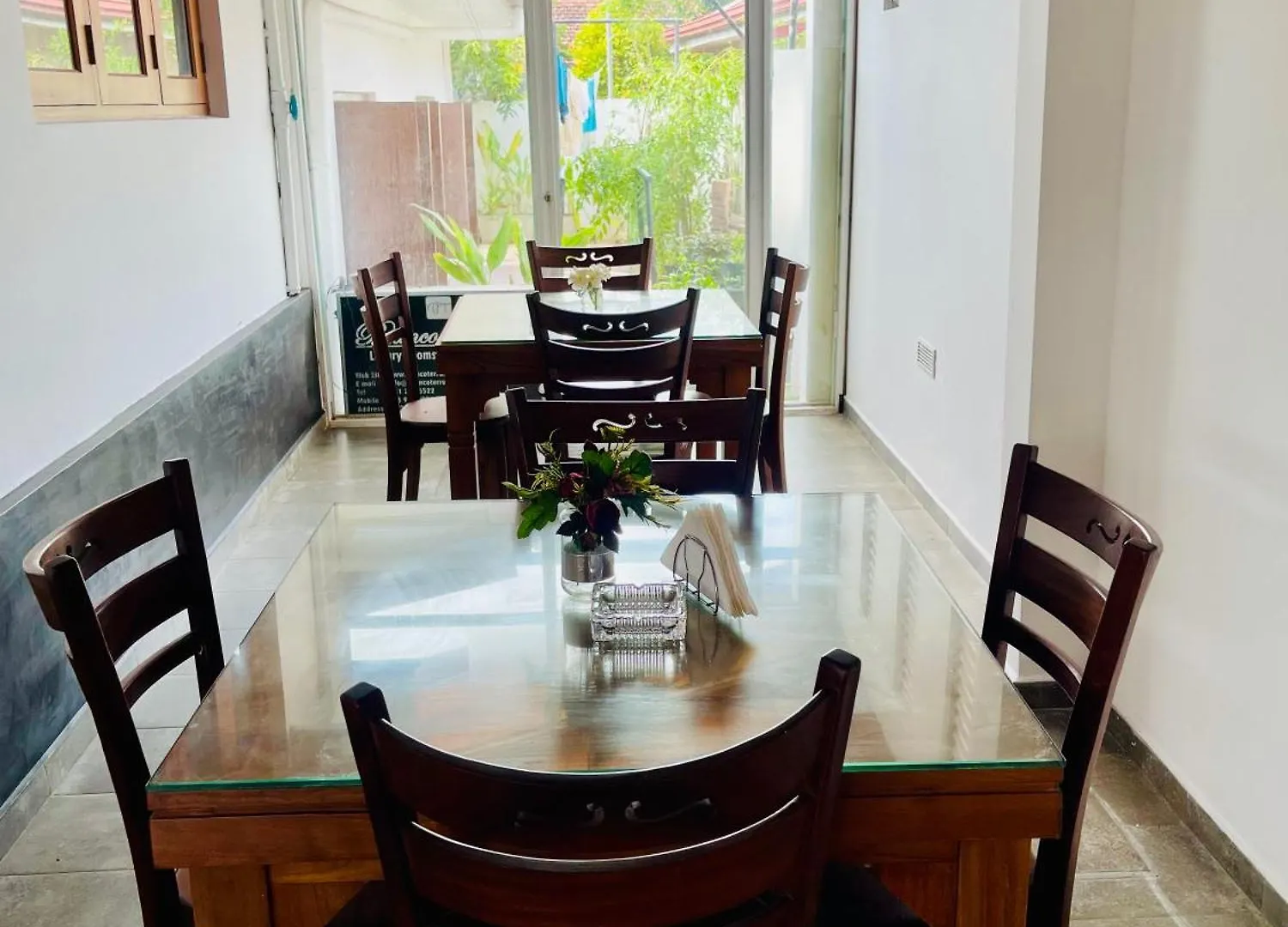 Sand & Surf Guest House Негомбо